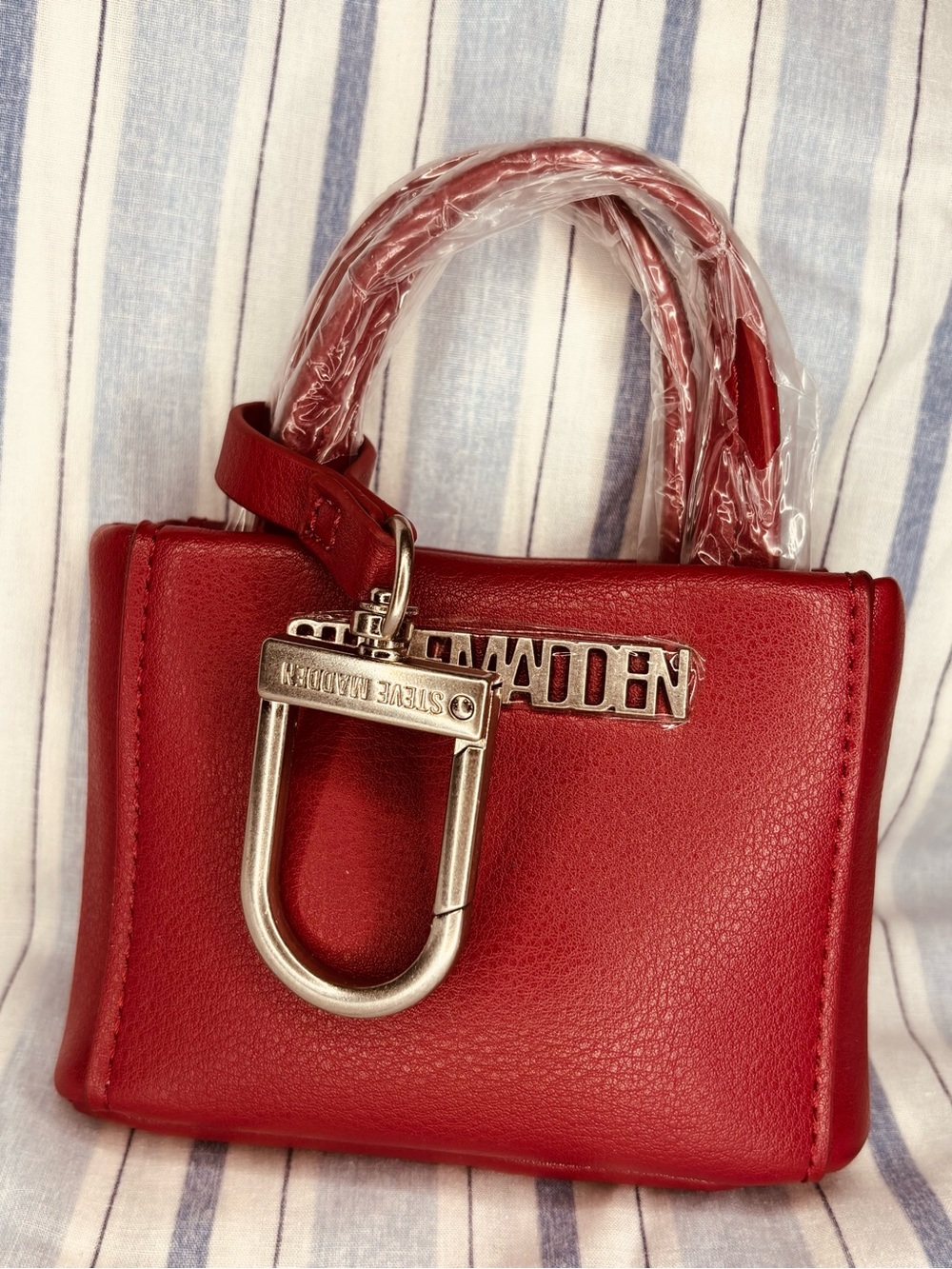 Steve Madden Red Mini Tote Keychain - Picture 4 of 7